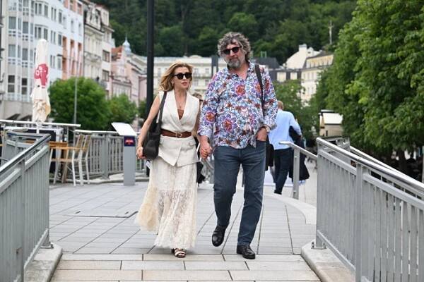 FOTO: Dana Morávková na procházce se svým sympatickým manželem. – stránka 14