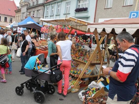 Náměstí Míru v Sobotce při jarmarku skoro nestačilo