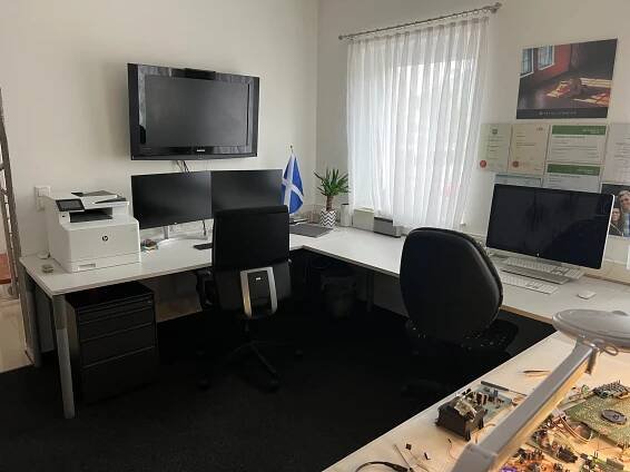New office furnitures... - Philips 70CD555