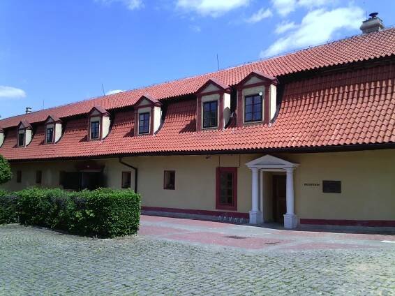 Dvůr Pecínov - Budova hotelu
