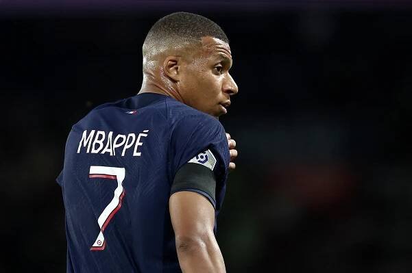 He wore the No7 for PSG while he is the No10 when representing France