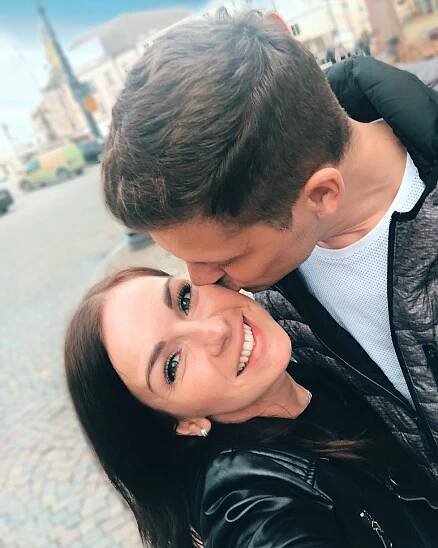 Moderátorka (31) rádia Kiss v přímém přenosu přiznala nádor v mozku
