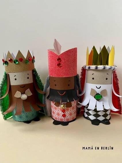 three paper dolls are standing next to each other with crowns on their heads and one is wearing a bow