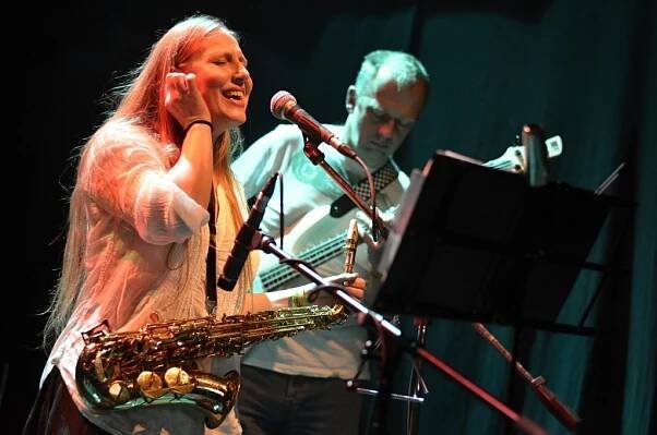 OBRAZEM: Zuby nehty - na ramenou jim stále sedí Bílí ptáci