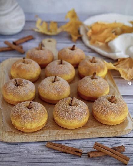 Křehoučké dýňové donuty s meruňkovým džemem a skořicí