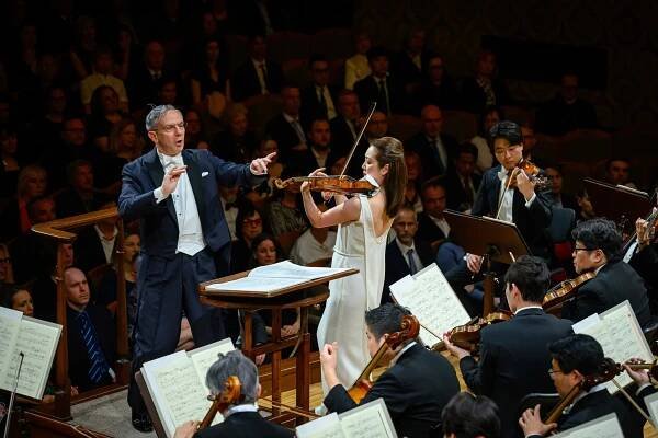 NHK Symphony Orchestra pod taktovkou Fabia Luisiho rozpálili Rudolfinum. V Brahmsovi ale mohli trochu přib...