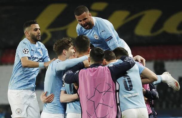 Úvodní semifinále Ligy mistrů vyhráli fotbalisté Manchester City, Pařížani museli konec zápasu dohrát bez Gueyeho