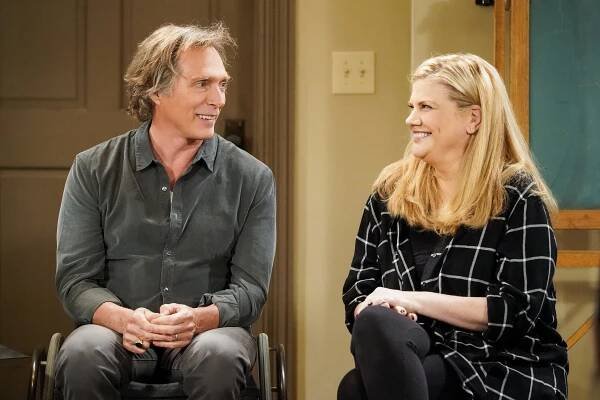 Máma - Krvavé hnáty a chemický zápach - Z filmu - William Fichtner, Kristen Johnston