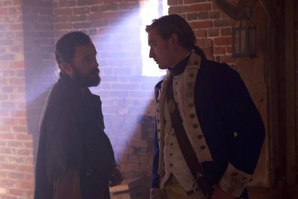 Zvrat: Washingtonovi špioni - Pachatel - Z filmu - Daniel Henshall, Seth Numrich