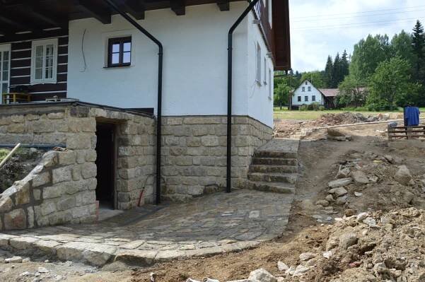 Zásada - Kamenný ochoz kolem domu