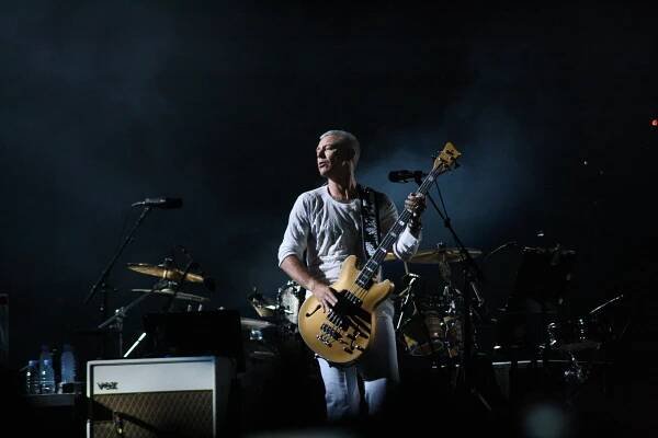 Adam Clayton – Wikipedia