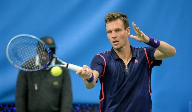 Berdych si poradil s Tsongou. Isner rozstřílel Federera, i když mu servis nevzal