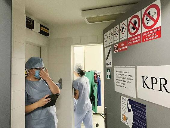 Operační zákrok pro využití neuromolulační terapie ke zmírnění bolesti ve Fakultní nemocnici Královské Vinohrady: implantace neurostimulátoru elektrických impulsů.