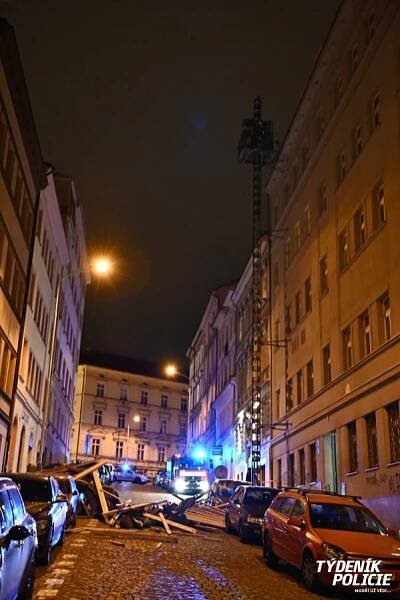 Vlivem silného větru spadla na Žižkově na ulici část rekonstruované střechy | Týdeník Policie
