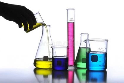 Laboratorní sklo obsahující různé barevné kapaliny — Stock obrázek