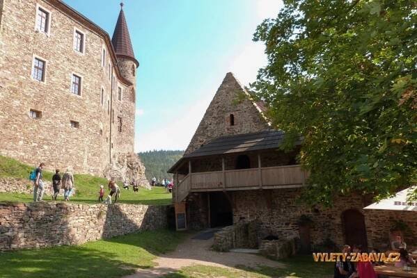 Hrad a zámek Velhartice s interaktivní středověkou výstavou