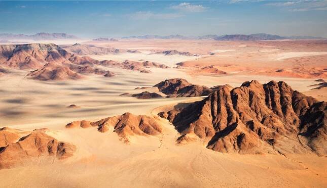 Namib: poušť v jihozápadní Africe v Namibii při pobřeží Atlantského oceánu