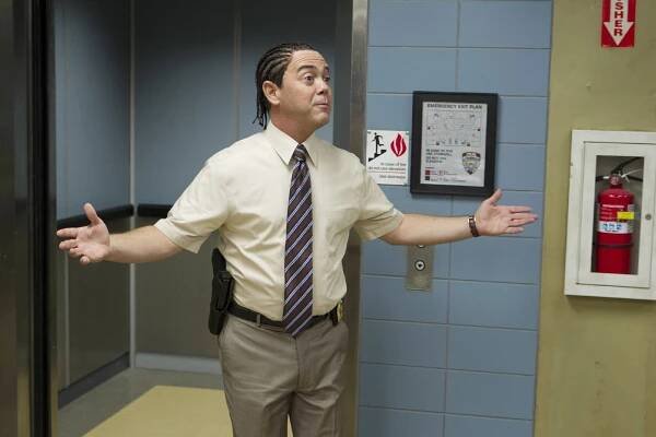 Brooklyn 99 - Čokoládové mléko - Z filmu - Joe Lo Truglio