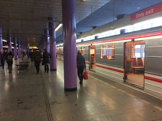 Porucha na „béčku“! Metro mezi Zličínem a Butovicemi nejezdí