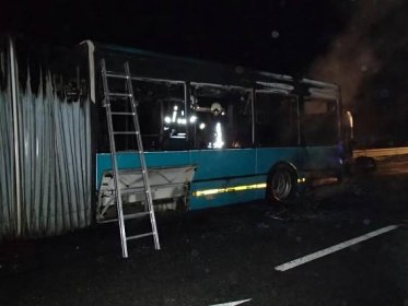 Na Trutnovsku shořel kloubový autobus, škoda je 3 milióny korun