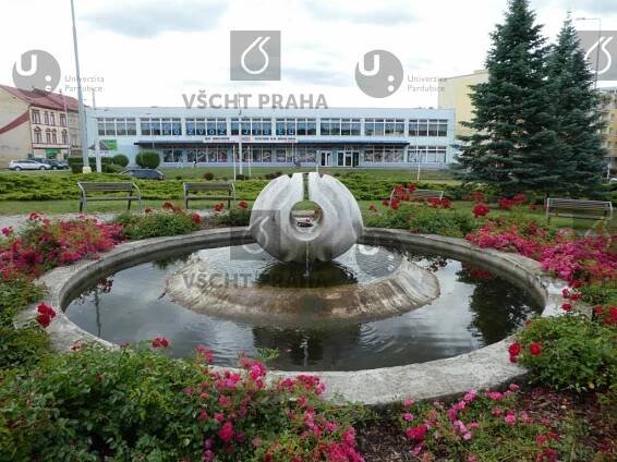 Kašna z bílého betonu | Sochy a města
