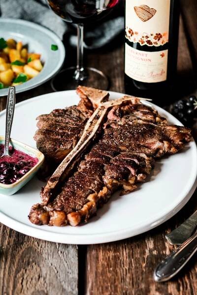 T-bone steak s omáčkou z červeného vína a arónie - recept od Coolinári | food blog