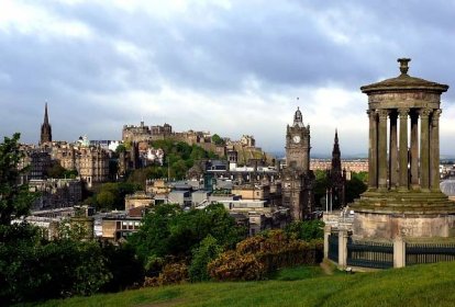 File:Edinburgh from Calton Hill with Dugald Stewart Monument 3.JPG - Wikimedia Commons