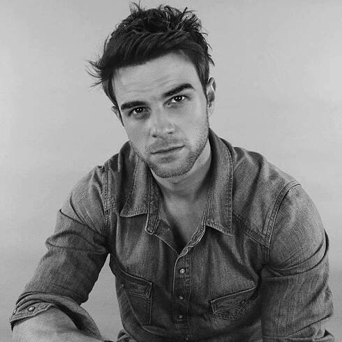 Nathaniel Buzolic fotky