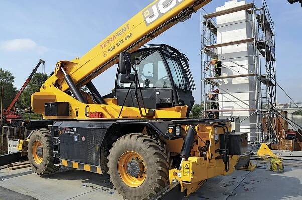 Jeřáb, plošina nebo manipulátor aneb JCB 555-210R při stavbě Štvanické lávky v Praze | Stavební technika