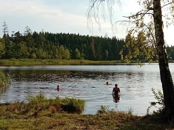 Tropické teploty: před pekelným vedrem lidé prchají k rybníkům v Telči a v Řásné