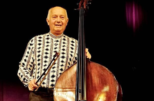 RECENZE: Oslavenec František Uhlíř obdarovává