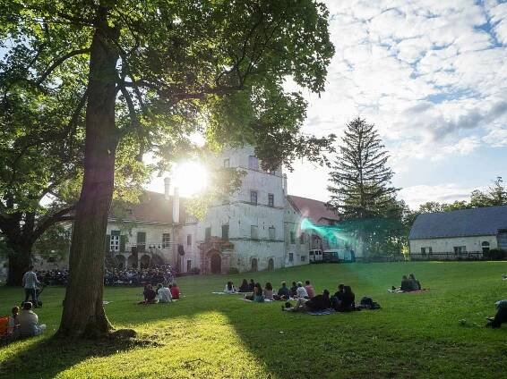 Obnova Státního zámku Uherčice na Znojemsku.  Dobročinný koncert festivalu Hudba Znojmo.