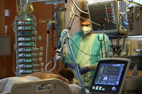 Koronavirus znovu trápí nemocnice: V Praze omezují návštěvy, do vinohradské už jedině s respirátorem