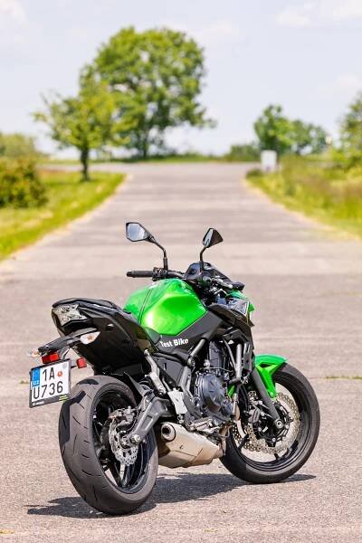 Vstřícná motorka pro všechny a na každý den. Lehkou a relativně levnou univerzální Kawasaki zvládnou i začátečníci!