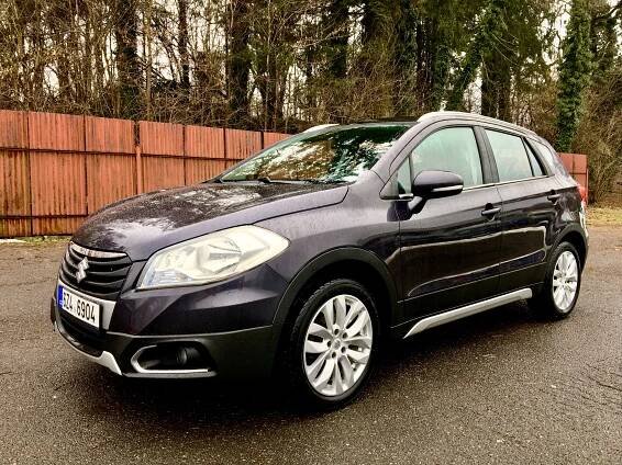 Prodám Suzuki SX4 S-Cross 4x4, 1,6 DDiS,nafta, 88kW,najeto 161.tkm, první registrace 10/2013 Nová STK do 1/2024, k vozidlu dokoupena záruka od Carlife do 8/2023,garance kilometrů, doložím výpisem z Car-Vetrical,nehavarováno, VIN-TSMJYB82S00108454. Velmi úsporný a svižný motor s nízkou spotřebou. Více info o vozidle a výbavu rád vzdělím na tel-774959004 Cena-235000Kč - InzerceTrinec.cz