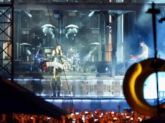 V Praze hrála kapela Rammstein. Podívejte se, jak si ji tisíce fanoušků užily