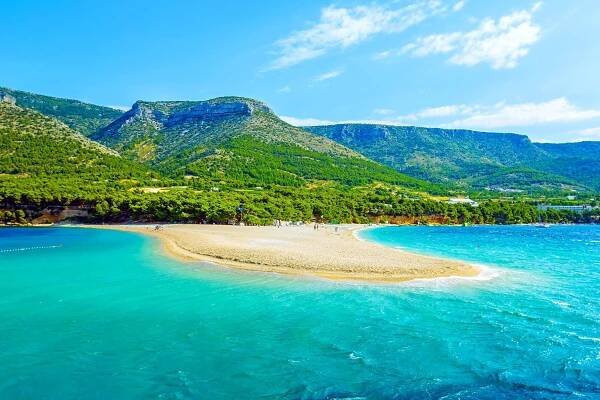 Pláž Zlatni rat v oblíbeném Chorvatsku. 
