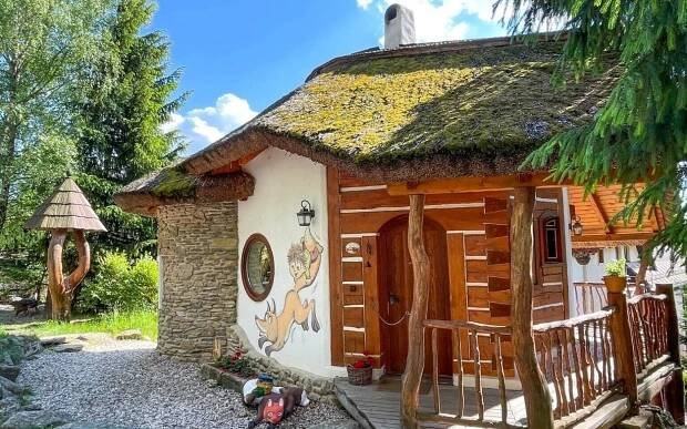 Vysočina: Pobyt ve stylové chatičce přímo v Pohádkové vesničce s polopenzí, bazénem a slevou + 2 děti zdarma
