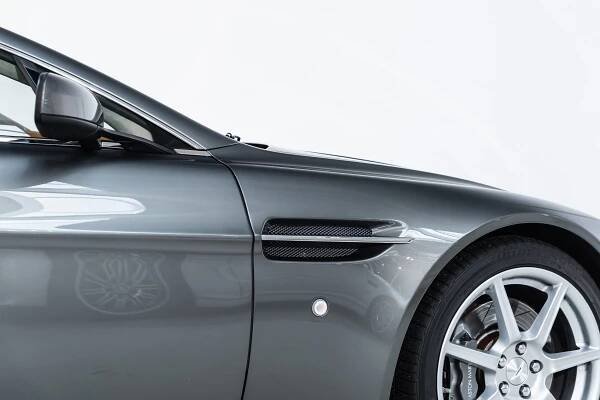 Aston Martin V8 Vantage - Cool Classic Club