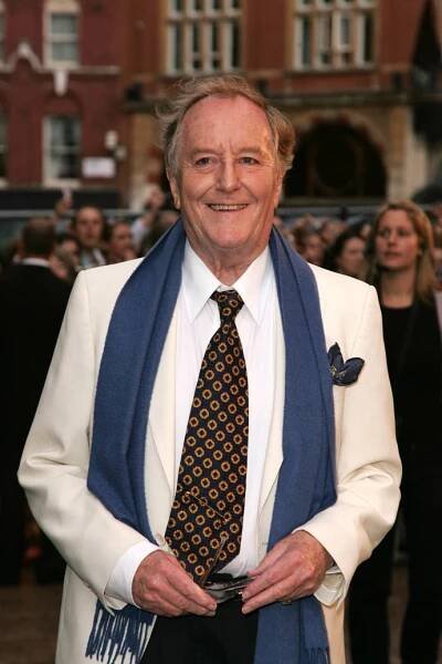 Robert Hardy začínal jako divadelní herec v 50. letech minulého století. Za sebou má také filmy Rozum a cit (1995) nebo Lazebník sibiřský (1998). Zemřel v roce 2017 ve věku 91 let.