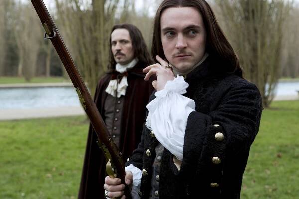 Versailles - Etiketa - Z filmu - Tygh Runyan, George Blagden