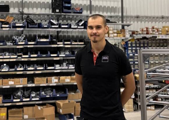 Bild på Adam i vår produktion