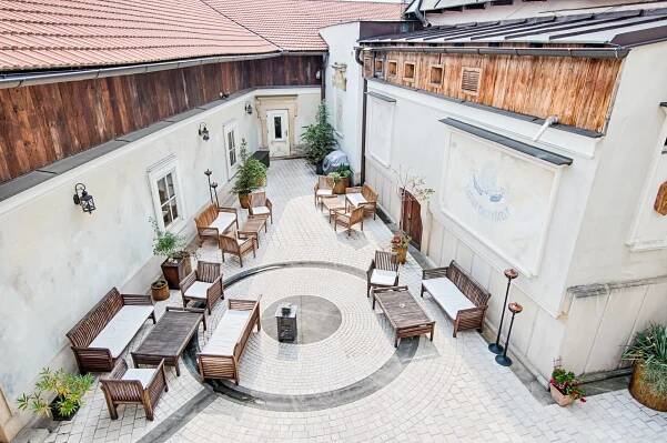 Pobyt v luxusním historickém hotelu na náměstí ve Štramberku: polopenze a vyhlášené Lašské lázně