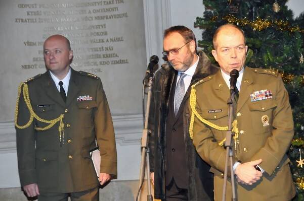 Účastníky uměleckého vystoupení přivítali plukovníci gšt. Eduard Stehlík a Jaroslav Knichal spolu se zástupcem ředitele Volareza Praha náměstkem pro provoz Hynkem Novákem