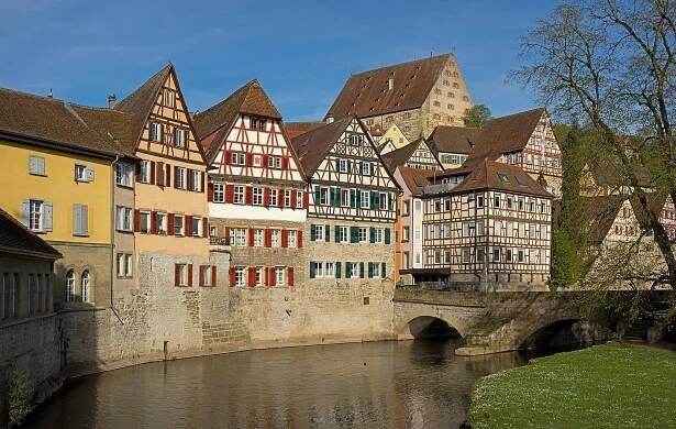 Blick vom Sulfer Steg zur Altstadt von Schwäbisch Hall
