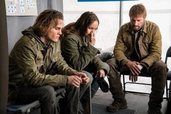 Okupovaná kolonie - The Emerald City - Z filmu - Alex Neustaedter, Sarah Wayne Callies, Josh Holloway