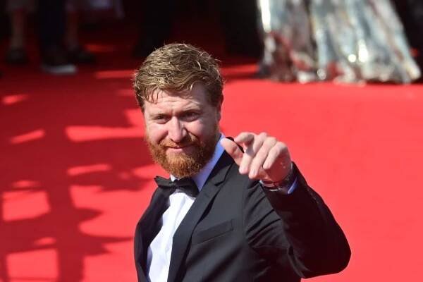 Hokejista Jakub Voráček na červeném koberci při příjezdu na slavnostní zahájení festivalu | foto: Slavomír Kubeš,  ČTK