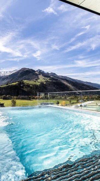 Glas Panoramapool im Tauern Spa Kaprun