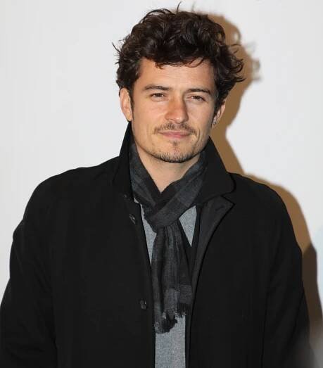 Orlando Bloom se fotil na potrubí. Předvedl vypracované břicho a hruď i růžový svetřík