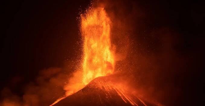 Probuzená Etna uvěznila turisty na Sicílii. Láva a dým přerušily provoz letiště - Echo24.cz
